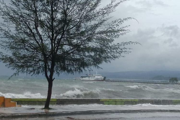 Terjangan ombak di pinggir Pantai Kolaka