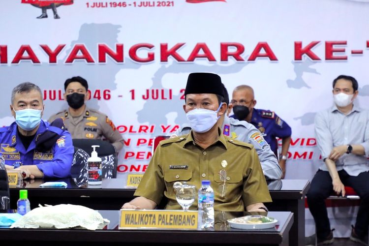 Walikota Palembang Harnojoyo saat mengikuti rapat perpanjangan PPKM di Polrestabes Palembang, Selasa (10/8/2021).
