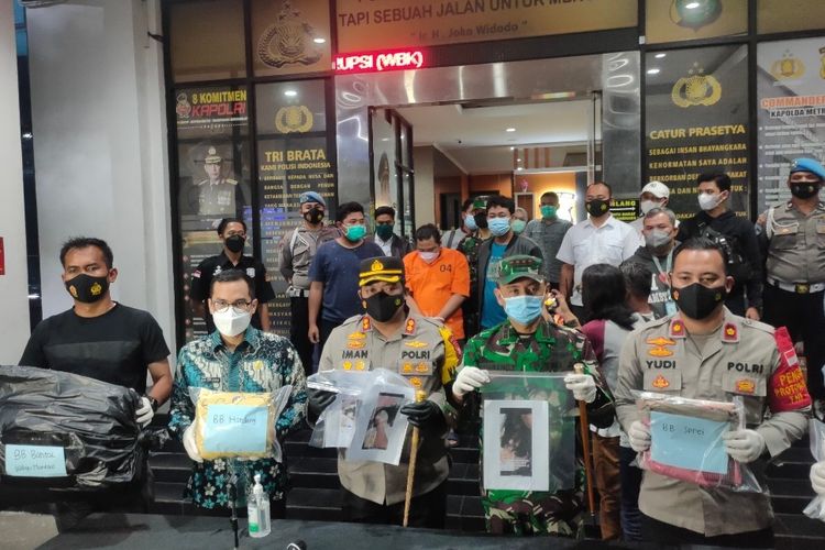 Polres Tangerang Selatan mengungkap kasus penganiayaan bocah perempuan berusia 5 tahun yang terjadi di Pondok Jagung Timur, Serpong, Kamis (20/5/2021) di Mapolres Tangerang Selatan
