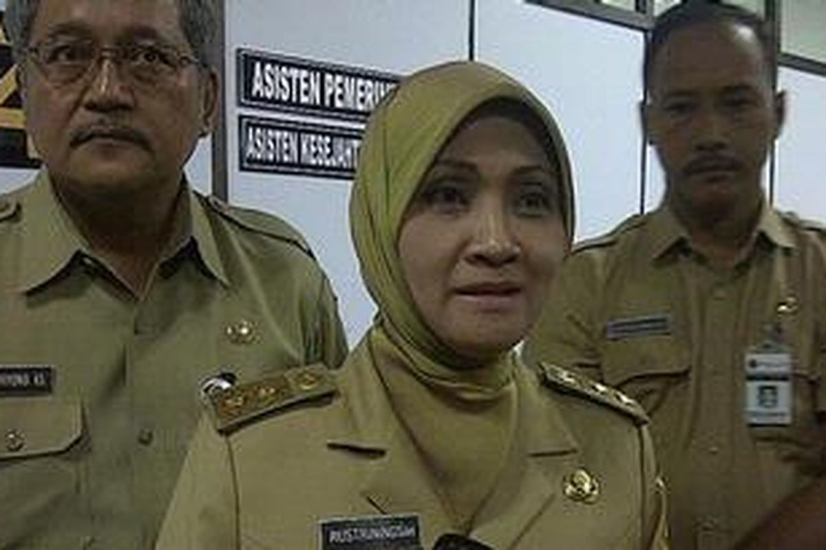 Ular mushukchaga mevalarni qoyishadi