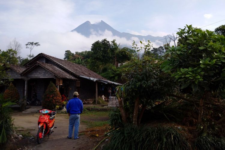 Suasana Dusun Kalitengah Lor, Desa Glagaharjo, Kecamatan Cangkringan, yang berajarak 4 km dari puncak Gunung Merapi Kamis (24/5/2018)