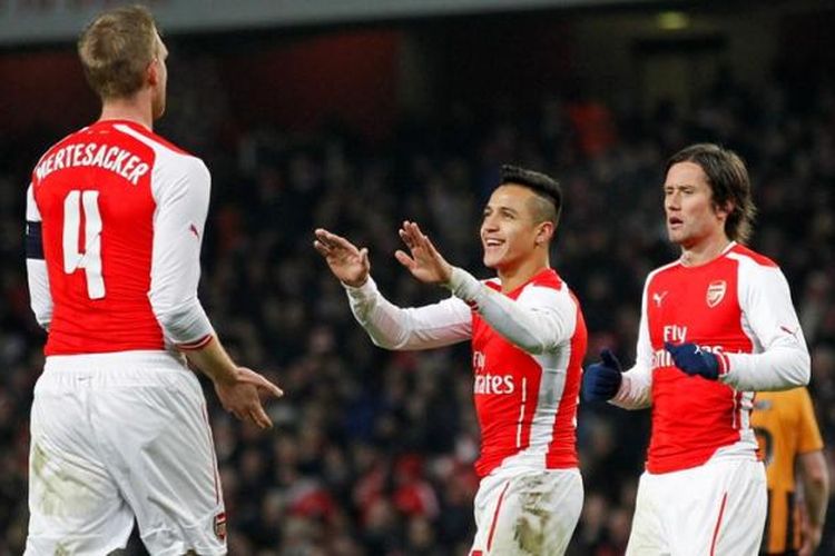 Bek Arsenal, Per Mertesacker (kiri) seusai mencetak gol ke gawang Hull City pada putaran ketiga Piala FA di Stadion Emirates, Minggu (4/1/2015). 