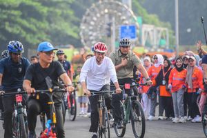 Jokowi Gowes Sepeda Kayu di CFD Jakarta, Warga Kaget dan Minta 'Selfie'