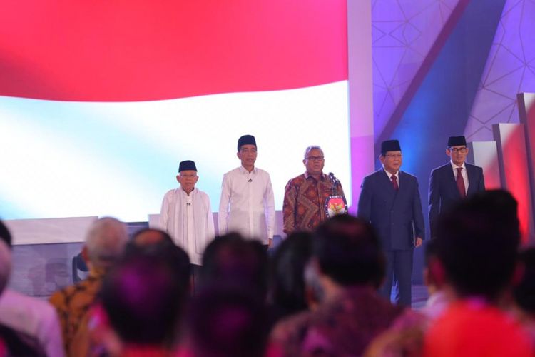 Dua Pasangan Calon Presiden dan Wakil Presiden nomor urut 1 dan 2, saat hadir dalam debat pertama Pilpres 2019 di Hotel Bidakara, Jakarta, Kamis (17/1/2019).
