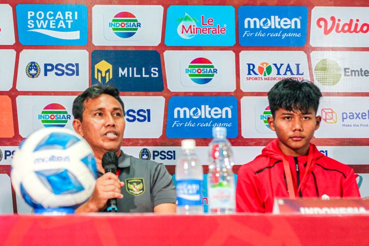 Pelatih timnas U16 Indonesia, Bima Sakti, dan pemainnya, Arkhan Kaka Putra Purwanto (kanan), menjawab pertanyaan jurnalis usai laga Indonesia vs Filipina pada ajang Piala AFF U16 2022 di Stadion Maguwoharjo, Minggu (31/7/2022) malam WIB.