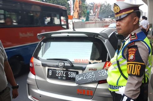 Hindari Ganjil-Genap, Pengemudi Honda Jazz Ditilang karena Salah Pasang Pelat Nomor