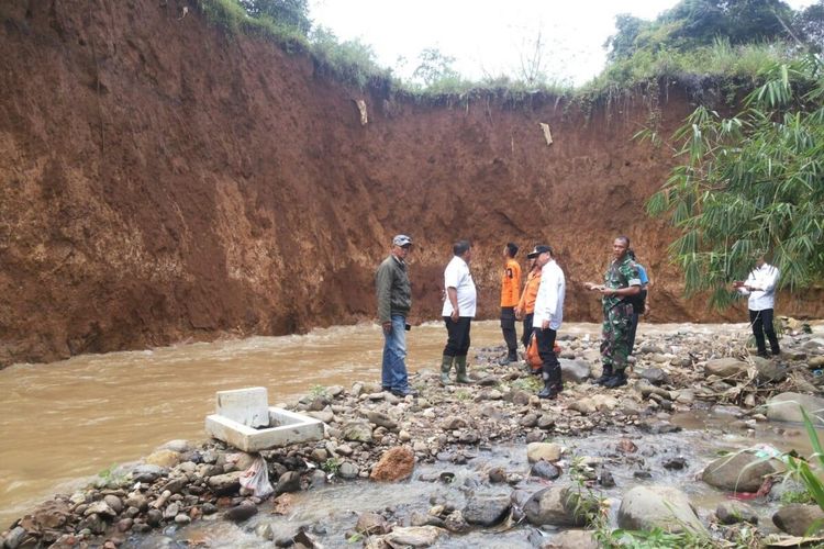 Sejumlah petugas sedang melakukan pencarian terhadap mayat-mayat yang hilang terbawa longsor di area pemakaman di Kampung Nangerang, RT 03 RW 06, Kelurahan Ranggamekar, Kecamatan Bogor Selatan, Kota Bogor, Kamis (27/2/2020).