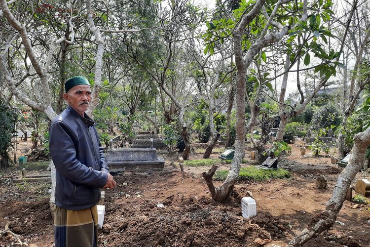 Suhari, juru kunci di TPU Kelurahan Pandanwangi, Kota Malang saat menunjukkan makam jenazah Covid-19 dimakamkan di TPU itu, Senin (6/9/2021).