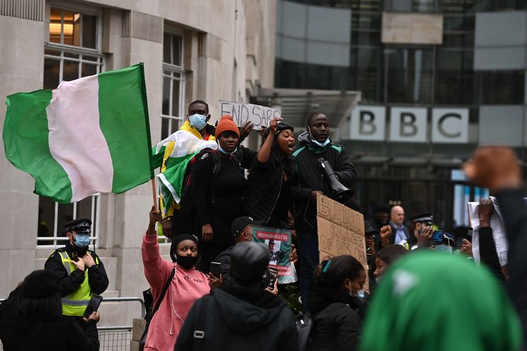 Para demonstran Nigeria meneriakkan yel-yel saat berdemo menentang kebrutalan polisi Nigeria, di luar kantor BBC di London, Sabtu (24/10/2020).
