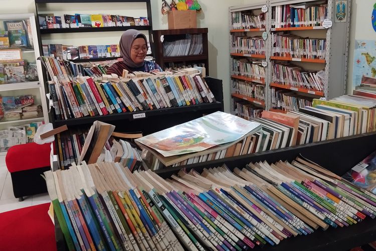 Koleksi buku di perpustakaan Desa Doko, Kecamatan Ngasem, Kabupaten Kediri, Jawa Timur, September 2025.