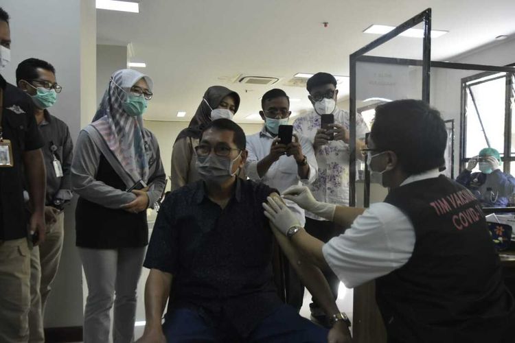 Plt Wali Kota Tasikmalaya Muhammad Yusuf mendapatkan vaksin untuk lansia pertama di Kota Tasikmalaya meski memiliki komorbid di RSUD Soekardjo Tasikmalaya, Sabtu (20/2/2021).