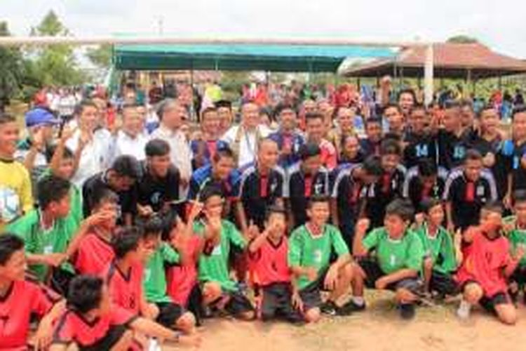 Menpora Imam Nahrawi berfoto bersama para pemain muda sepakbola dari berbagai klub sepakbola di Kecamatan Samboja, usai peletakkan pertama bantuan lapangan desa di Desa Tani Bhakti, Kecamatan Samboja, Kutai Kertanegara, Jumat (19/8).