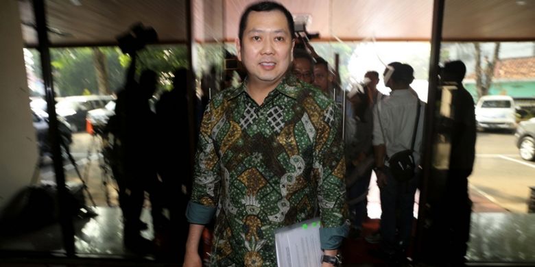 CEO MNC Group, Hary Tanoesoedibjo memenuhi panggilan penyidik untuk diperiksa sebagai tersangka di kantor Bareskrim Polri, Jakarta, Jumat (7/7/2017). Hary Tanoesoedibjo dijerat dalam kasus dugaan ancaman melalui pesan singkat kepada Kepala Subdirektorat Penyidik Jaksa Agung Muda Pidana Khusus Yulianto.