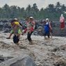 Polisi di Lumajang Seberangkan Siswa Pulang Sekolah Lewati Aliran Lahar Hujan Semeru