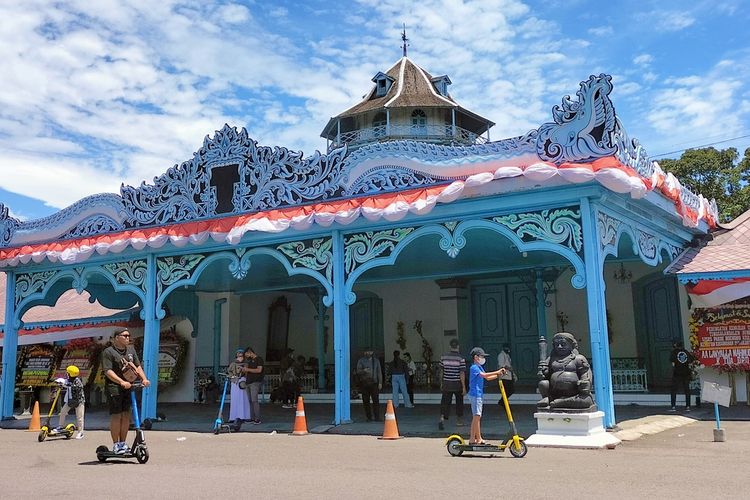 Tampak depan bangunan Keraton Kasunanan Solo di Baluwarti, Kecamatan Pasar Kliwon, Kota Solo, Jawa Tengah.