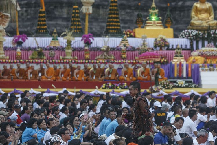 Menteri Agama Lukman Hakim Saifuddin memberikan sambutan saat pembukaan perayaan Tri Suci Waisak 2562BE di pelataran Candi Borobudur, Magelang, Jawa Tengah, Selasa (29/5/2018). Dalam sambutan tersebut Menag Lukman Hakim menyampaikan agar seluruh umat agama di Indonesia hidup damai dan berbahagia.