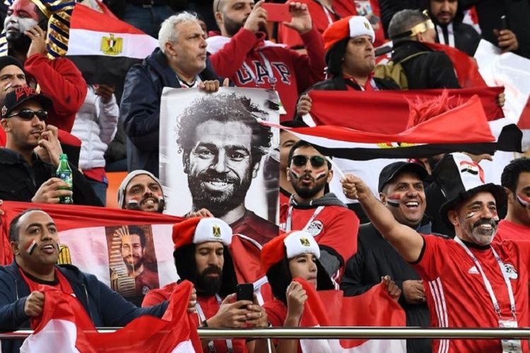 Suporter membentangkan spanduk Mohamed Salah pada laga Piala Dunia 2018 Mesir vs Uruguay di Yekaterimburg Arena, 15 Juni 2018. 
