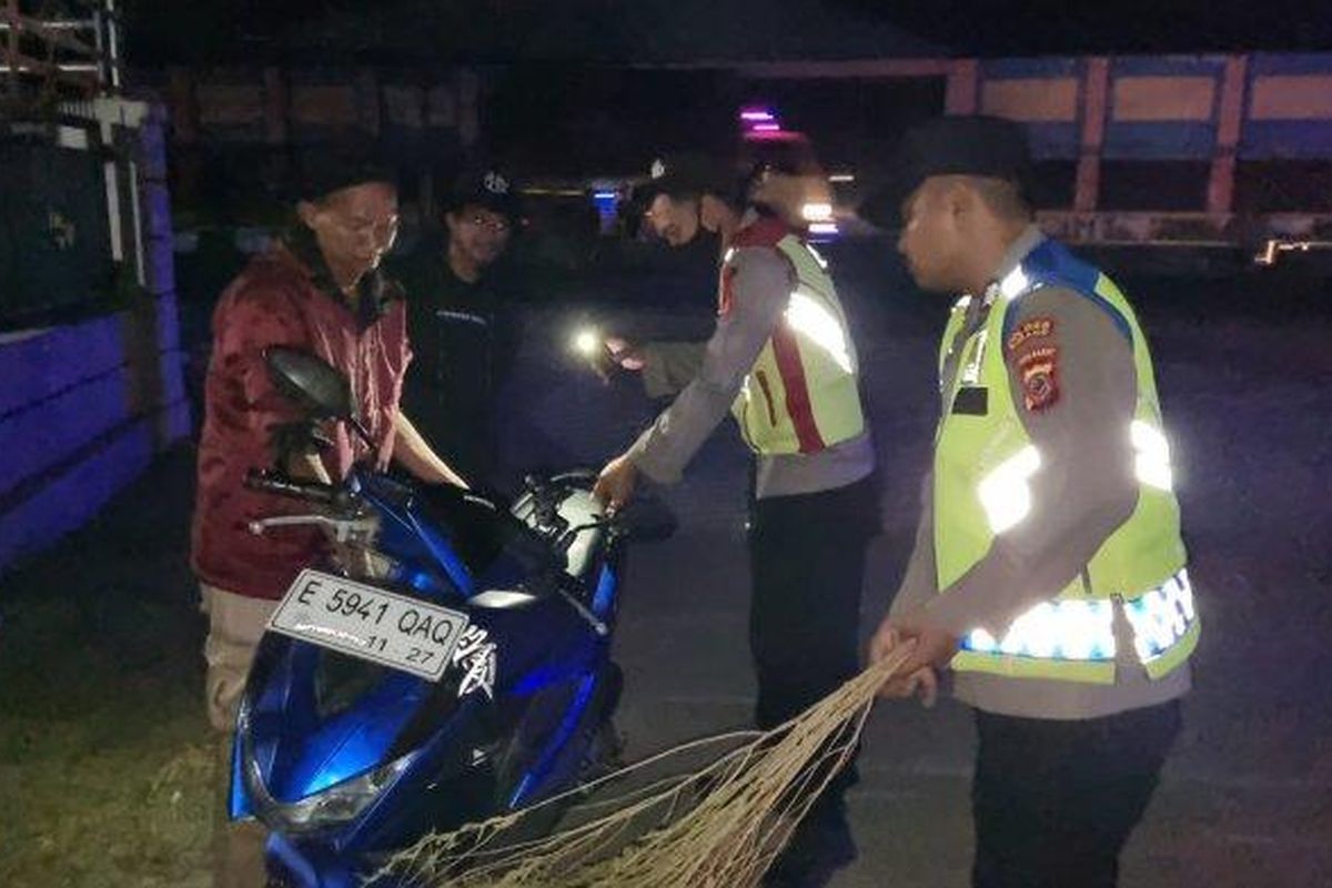 Petugas Polsek Pusakanagara sedang membubarkan paksa penyapu koin di Jembatan Sewoharjo dan berhasil mengamankan 100 alat penyapu koin, Minggu (8/4/2024).


