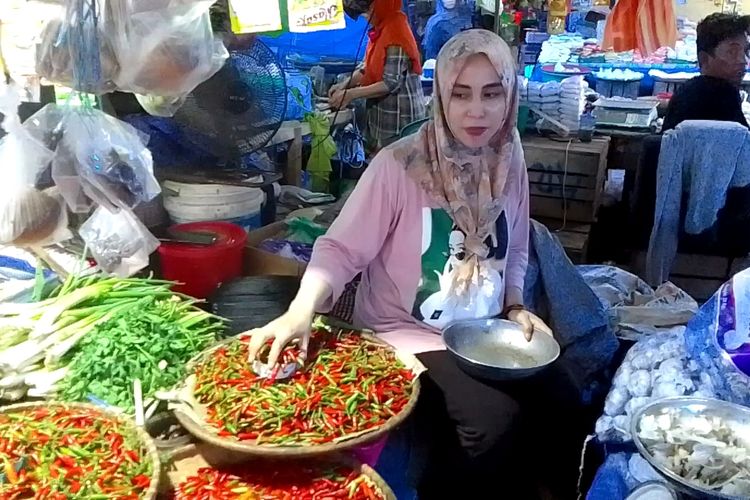 Harga kebutuhan bumbu dapur seperti cabai rawit, bawang merah bawang putih dan tomat mengalami penurunan harga di pasar sentral Masamba, Luwu Utara, Sulawesi Selatan, Senin (19/9/2022).