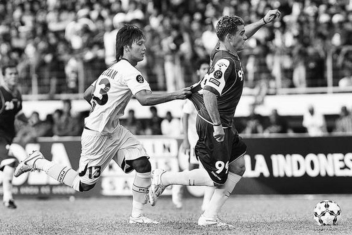 Pemain Persib Bandung, Christian Gonzales, memelesat dengan kawalan pemain Persita Tangerang, Hendra Bastian, dalam Turnamen Piala Indonesia di Stadion Singaperbangsa, Karawang, Jawa Barat, Sabtu (17/4). Persib Bandung menang 4-1. 