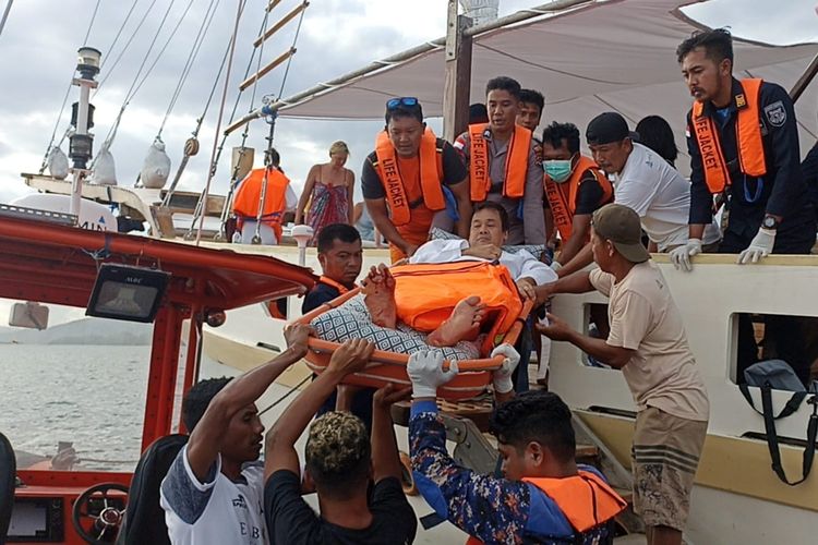 Foto : Tim SAR gabungan mengevakuasi wisatawan Kapal Wisata KLM Tiana tenggelam di perairan Batu Tiga, Labuan Bajo, Kabupaten Manggarai Barat, NTT, Sabtu (21/1/2023). 