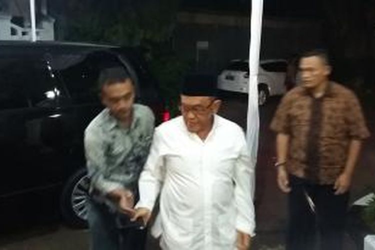 Ketua Umum Partai Golkar hasil Munas Bali, Aburizal Bakrie, tiba di kediaman Presiden ke-3 RI BJ Habibie, di Patra Kuningan, Jakarta Selatan, Jumat (22/5/2015).