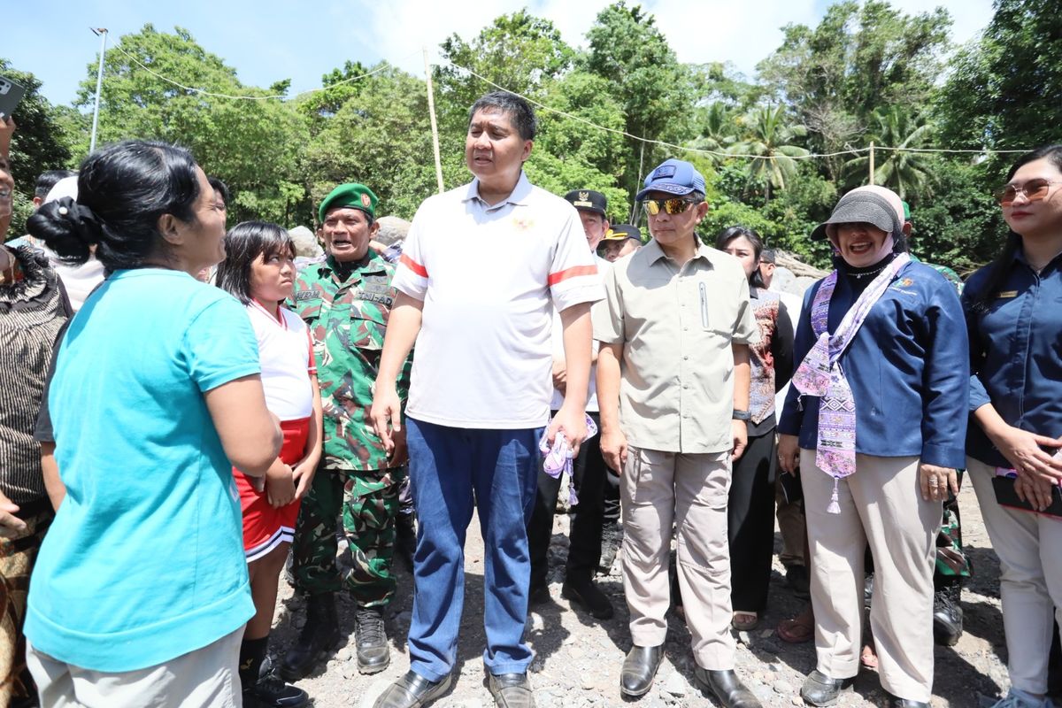 Mendagri Muhammad Tito Karnavian dan Menteri PKP Maruarar Sirait berdialog dengan warga saat berkunjung ke Kabupaten Sitaro, Sulut,&nbsp;Jumat (10/4/2026).