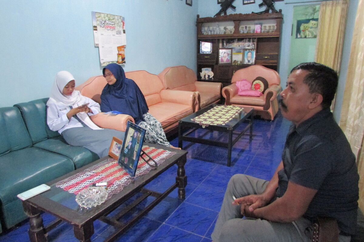 Nabila Azzahra (16) tengah bersama kedua orangtuanya di kediamannya Jalan Manggarupi, Sungguminasa, Kabupaten Gowa, Sulawesi Selatan. Senin, (13/1/2020).