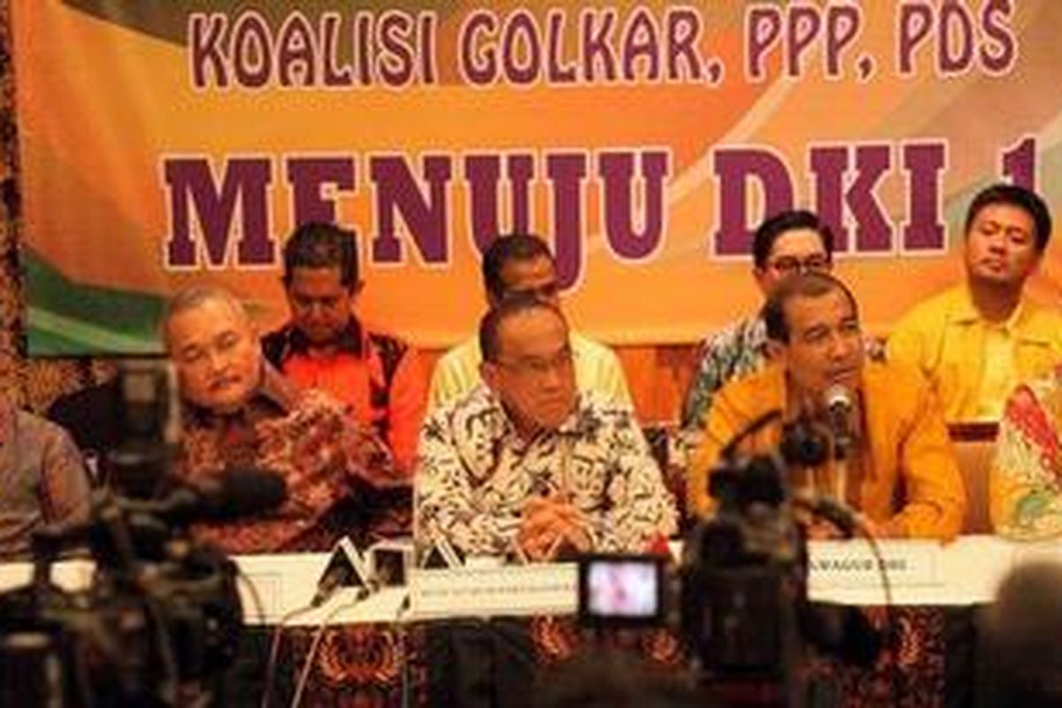 Depan dari kiri ke kanan, Ketua Umum Partai Damai Sejahtera, Denny Tewu, Calon Gubernur DKI Jakarta, alex Noerdin, Ketua Umum Partai Golkar, Aburizal Bakrie, Calon Wakil Gubernur DKI Jakarta, Nono Sampono, dan Wakil Ketua Umum PPP, Suharso Manoarfa saat deklarasi pasangan calon tersebut di Hotel Sultan, Jakarta Pusat, Kamis (8/3/2012). 