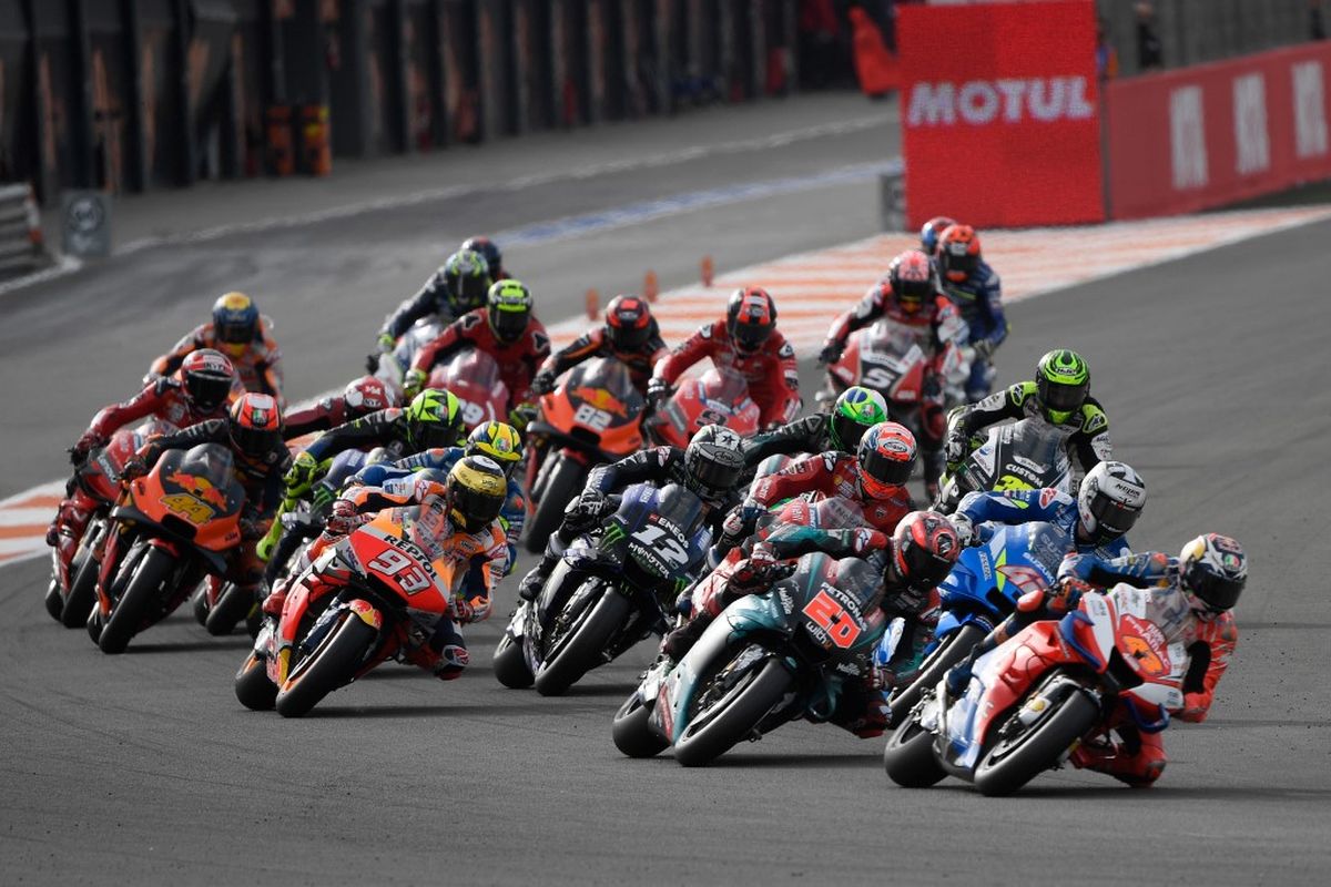 Para pebalap MotoGP sedang beraksi di seri terakhir musim 2019 di Valencia, Spanyol.. (Photo by PIERRE-PHILIPPE MARCOU / AFP)