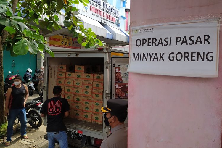 Operasi pasar minyak goreng di Pasar Wage Purwokerto, Kabupaten Banyumas, Jawa Tengah, Rabu (23/2/2022).