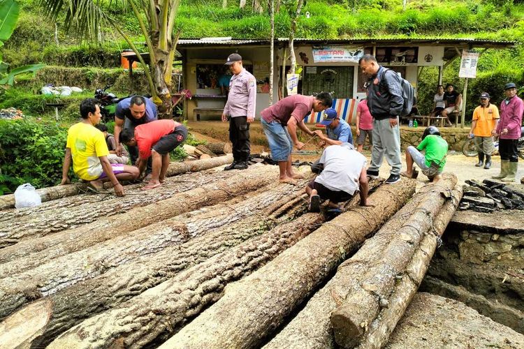 Para komunitas sopir bersama warga di Kecamatan Panggul Kabupaten Trenggalek Jawa Timur, membuat jembatan darurat yang menghubungkan Kabupaten Ponorogo, Rabu (28/12/2022).