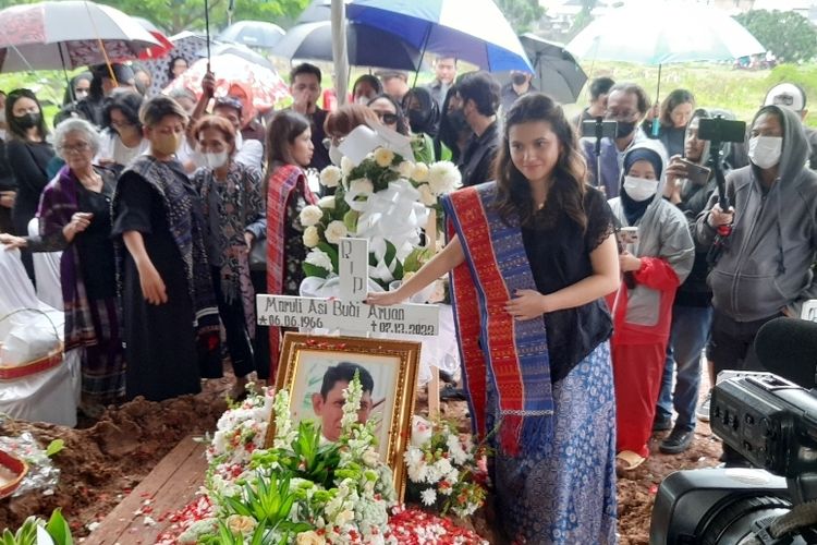 Marsha Aruan berpose di atas makam ayahnya, Maruli Asi Budi Aruan. Ayah Marsha Aruan dimakamkan di TPU Tanah Kusir, Jakarta Selatan, Jumat (9/12/2022).  