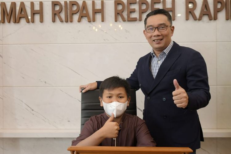 Gubernur Jawa Barat Ridwan Kamil saat bertemu seorang anak SD korban perundungan oleh teman sekolahnya, di Gedung Sate, Kota Bandung, Jawa Barat, Selasa (27/9/2022).