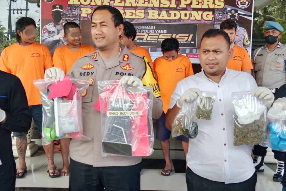 Kapolres Badung AKBP Leo Dedy Defretes, bersama jajarannya saat menunjukkan barang bukti dari pengungkapan kasus peredaran Narkotika dalam acara konferensi pers di Mapolres Badung, pada Rabu (8/2/2023). /Humas Polres Badung