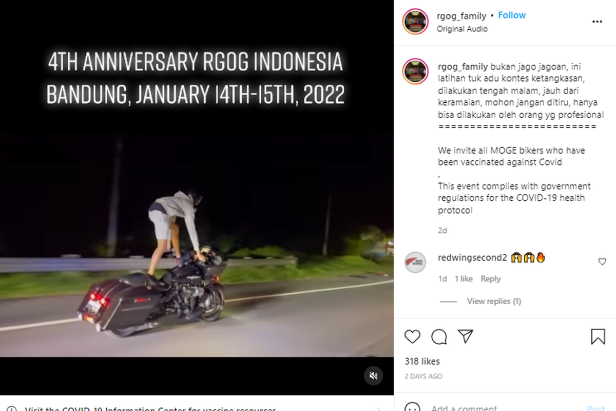 Pengendara motor besar (moge) melakukan atraksi di jalan raya saat malam hari. 