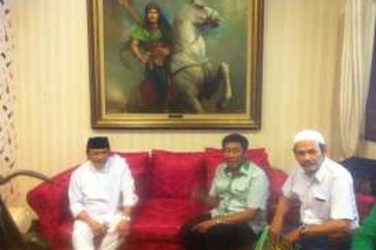 Rhoma Irama saat dikunjungi Wakil Ketua DPRD DKI Jakarta dari fraksi PPP, Abraham Lunggana di rumahnya, Jakarta, Jumat (18/3/2016).