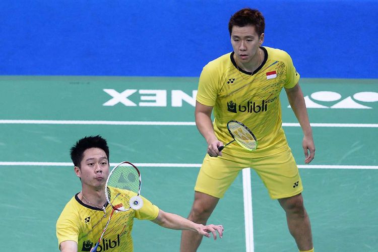 Pasangan ganda putra Indonesia, Kevin Sanjaya Sukamuljo (kiri) dan Marcus Fernaldi Gideon bertanding melawan ganda Denmark, Kim Astrup/Anders Skaarup Rasmussen di partai final Yonex-Sunrise India Open 2018 di New Delhi, India, Minggu (4/2/2018). Kevin/Marcus berhasil menggondol gelar juara setelah mengalahkan ganda putra Denmark tersebut.