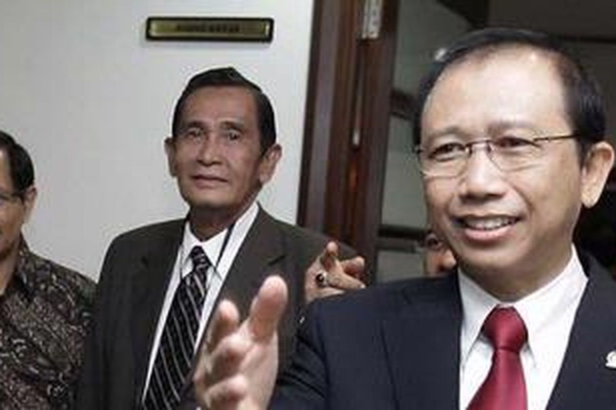 Marzuki Alie (kanan).