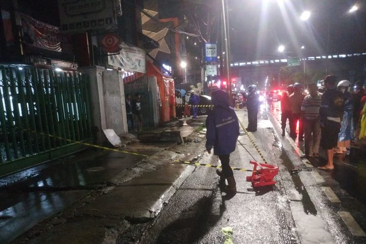 Lokasi pipa gas bawah tanah di Jalan Mangga Besar Karang Anyar Jakarta Pusat yang terbakar diduga alami kebocoran pukul 21.12 WIB, Rabu (12/1/2022).