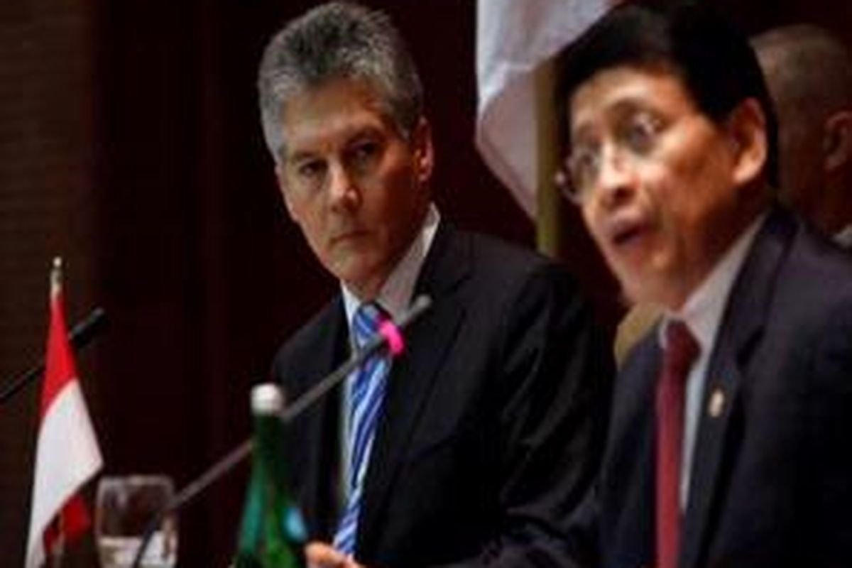 Menteri Luar Negeri Australia, Stephen Smith dan Menteri Luar Negeri RI, Hassan Wirajuda memberikan keterangan pers di Gedung Departemen Luar Negeri RI, Jakarta, Sabtu (18/7). Kedatangan Stephen Smith untuk membahas kasus ledakan bom di Hotel Ritz-Carlton dan JW Marriott, Jakarta yang turut menewaskan warga negara Australia.