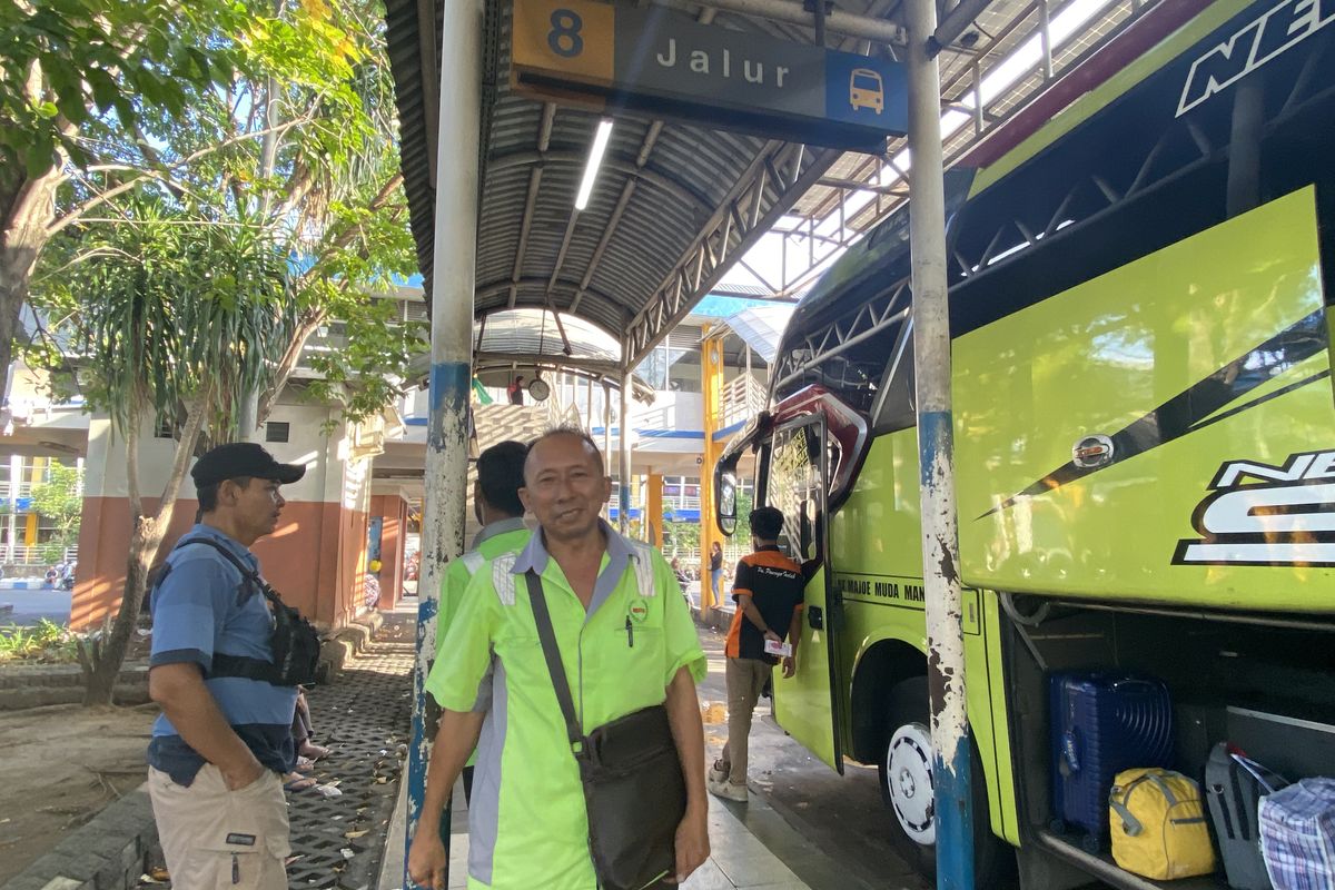 Sentot, penjual tiket promo di Shelter 8 Terminal Bungurasih, Sidoarjo, Rabu (2/7/2025)