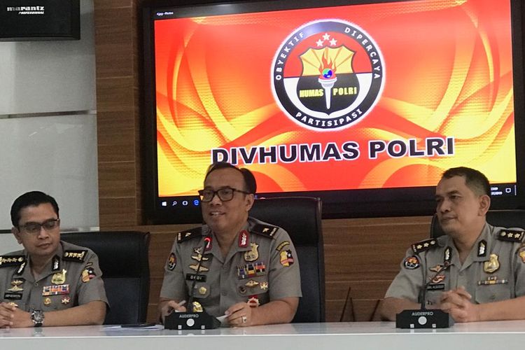 Kepala Biro Penerangan Masyarakat (Karo Penmas) Divisi Humas Polri Brigjen (Pol) Dedi Prasetyo (tengah) saat konferensi pers di Gedung Humas Mabes Polri, Jakarta Selatan, Selasa (23/7/2019).