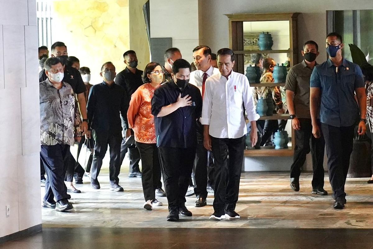 Menteri Keuangan Sri Mulyani Indrawati dan Menteri BUMN Erick Thohir mendampingi Presiden Joko Widodo (Jokowi) mengecek kesiapan KTT G20 di Nusa Dua, Bali pada Rabu (9/11/2022). 