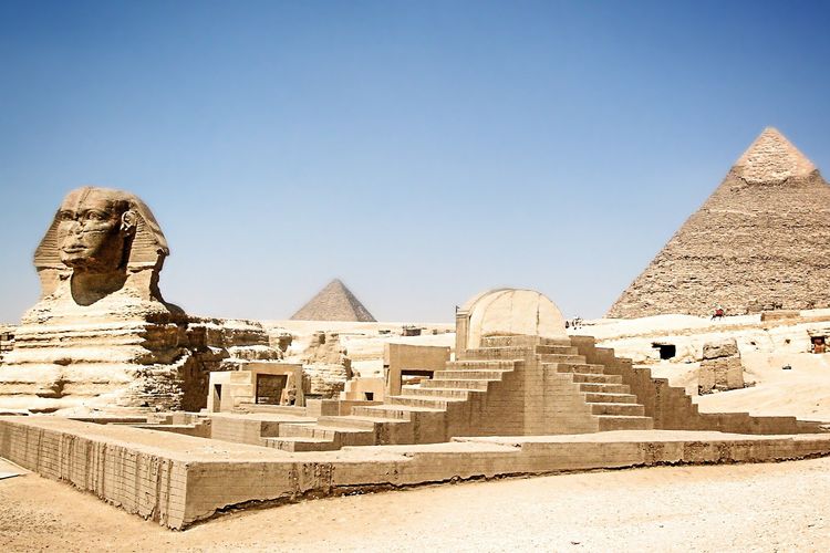 Kompleks piramida di Negara Mesir. Bagaimana kondisi curah hujan di Mesir? Curah hujan di Mesir sangatlah rendah. Bahkan ada beberapa wilayahnya yang tidak menerima hujan sepanjang tahun.