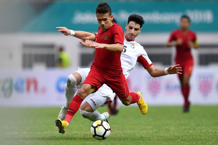 Pesepak bola Timnas Indonesia U19 Egy Maulana Vikri (kiri) menggiring bola dibayangi pesepak bola Timnas Yordania U19 Hadi Omar Ahmed dalam pertandingan persahabatan di Stadion Wibawa Mukti, Cikarang Timur, Jawa Barat, Sabtu (13/10). Timnas Indonesia U19 menang 3-2. ANTARA FOTO/Sigid Kurniawan/kye/18.