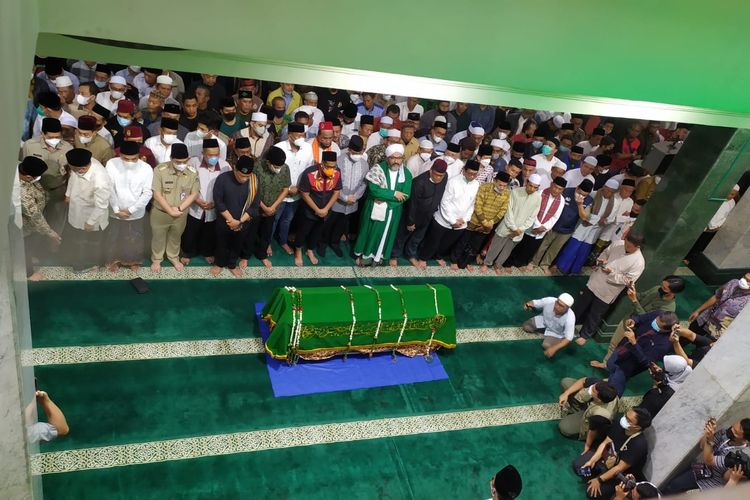 Jenazah politikus senior Abraham Lunggana, atau biasa dikenal sebagai Haji Lulung,  akan dimakamkan di TPU Karet Bivak, Jakarta Pusat. 