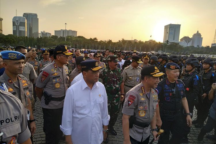 Menteri Perhubungan (Menhub) Budi Karya Sumadi meninjau kesiapan pasukan dalam apel Operasi Ketupat  2019 di Monas, Jakarta Pusat, Selasa (28/5/2019). 