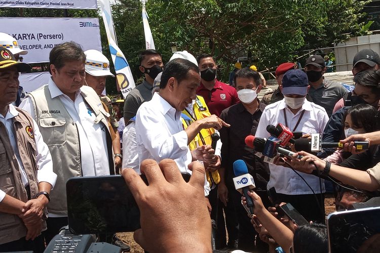 Presiden Jokowi memberikan keterangan kepada wartawan di lokasi relokasi di Desa Sirnagalih, Kecamatan Cilaku, Kabupaten Cianjur, Jawa Barat, Senin (5/12/2022). Hunian tetap tersebut diperuntukkan bagi korban gempa magnitudo 5,6 Cianjur.
