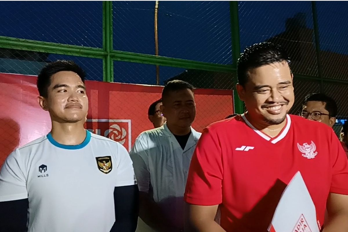 Wali Kota Medan Bobby Nasution ditemani adik iparnya Kaesang Pangarep saat menjawab pertanyaan wartawan di Lapangan Gajah Mada,Medan, Rabu (14/8/2024)